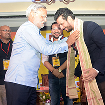 Prabhu Chawla presents actor Sharman Joshi with a traditional Odia uttariya